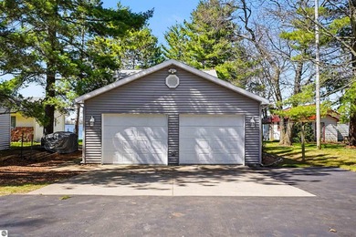 Impeccably maintained 3-bedroom, 2-bath lakefront residence - photo 22