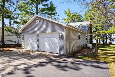 Impeccably maintained 3-bedroom, 2-bath lakefront residence - photo 23