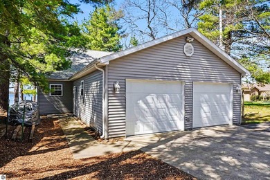 Impeccably maintained 3-bedroom, 2-bath lakefront residence - photo 24