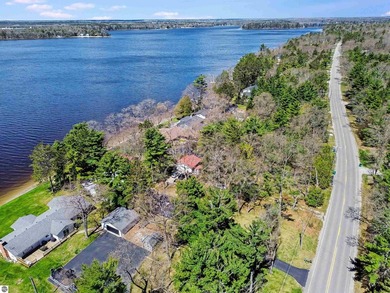 Impeccably maintained 3-bedroom, 2-bath lakefront residence - photo 27