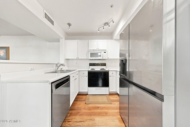 Beautiful townhome in the sought after neighborhood of The - photo 4