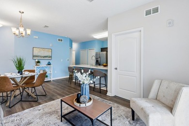 Welcome home to this refreshed first-floor 2-bedroom, 2-bath - photo 6