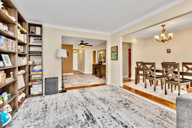 Oversized and bright two bedroom, one bathroom corner apartment - photo 1