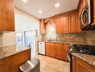 This Home Feature Very Bright 4 Bedrooms,2 Full Bath. Ceramic - photo 11