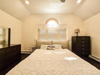 This Home Feature Very Bright 4 Bedrooms,2 Full Bath. Ceramic - photo 17