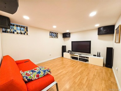 This Home Feature Very Bright 4 Bedrooms,2 Full Bath. Ceramic - photo 22
