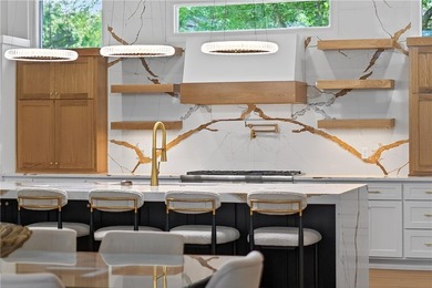 Luxury estate living meets executive convenience in this fully - photo 3