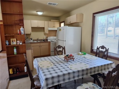 Charming home in Inglis, Fl. Discover this cozy 3-bedroom - photo 6