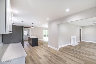 Gorgeous home, completely rebuilt and like new! And there's - photo 12