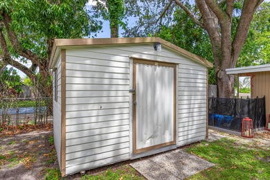 2 separate units. 2bed 1 bath front house, 1 bed 1 bath plus den - photo 12