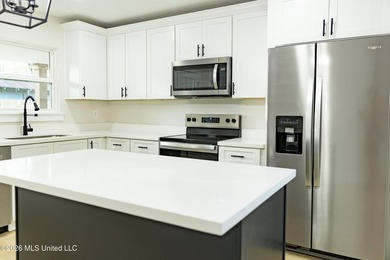Welcome to this beautiful new construction home featuring 3 - photo 3