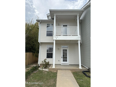 Enjoy coastal living in this 3-bedroom, 3-bath townhome in the - photo 1