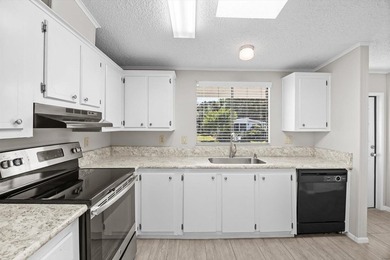 Spacious 2 bedroom, 2 bath home on a corner lot in the desirable - photo 8