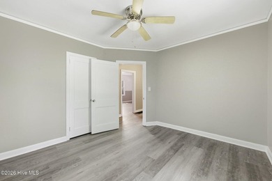 Updated two-bedroom one-bathroom home within minutes of medical - photo 12
