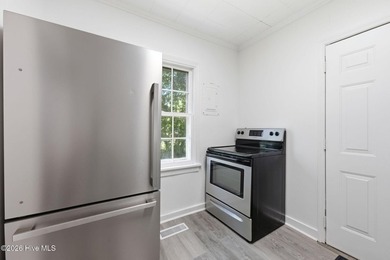 Updated two-bedroom one-bathroom home within minutes of medical - photo 16