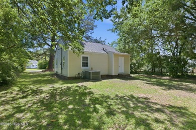 Updated two-bedroom one-bathroom home within minutes of medical - photo 25