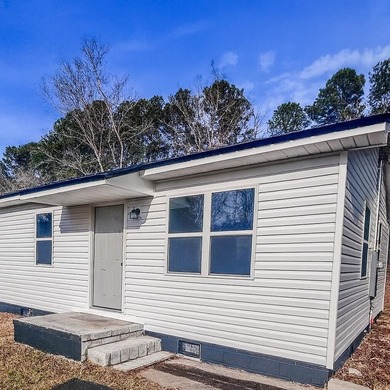 This beautifully renovated home boasts 3 spacious bedrooms and 1 - photo 1