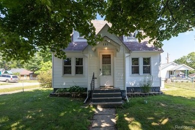 **Offers due Tuesday, July 21st at 6:00pm** Charming, move-in - photo 1