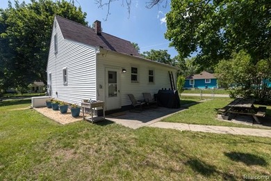 **Offers due Tuesday, July 21st at 6:00pm** Charming, move-in - photo 2