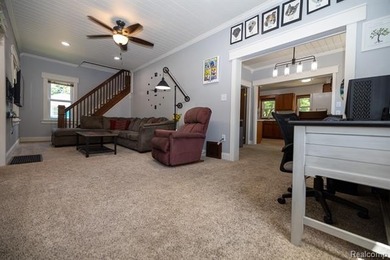 **Offers due Tuesday, July 21st at 6:00pm** Charming, move-in - photo 4