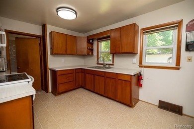**Offers due Tuesday, July 21st at 6:00pm** Charming, move-in - photo 9