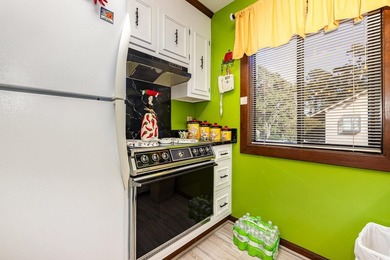 Welcome to this charming two-bedroom, two-bathroom end-unit - photo 12