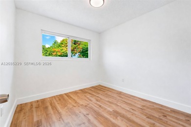 INVESTORS & HOMEBUYERS! Pristine, fully updated single-family - photo 22