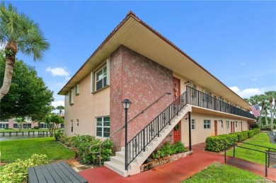 Lake Condo ActiveUnderContr in Stuart, Florida