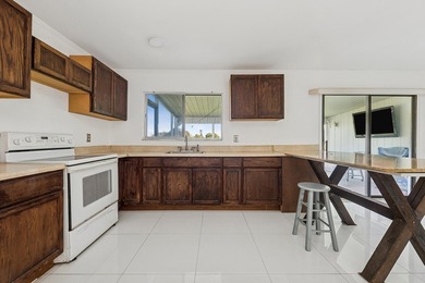 Welcome to this spacious 3 bed and 3 bath home with 2 ensuites - photo 8
