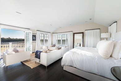 Experience the pinnacle of Hamptons living in this extraordinary - photo 8