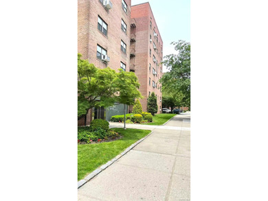 Spacious One-Bedroom Co-op in Prime Location. Welcome to this