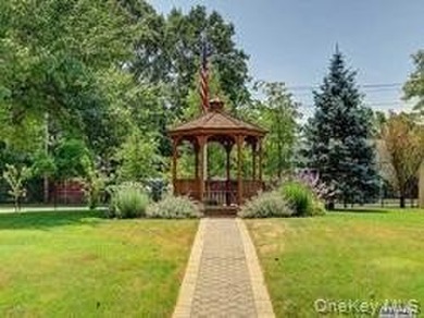 From the moment you arrive at The Woodlands at Islip, you'll - photo 31