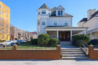 Rare offering on prestigious Ridge Boulevard. This corner - photo 1