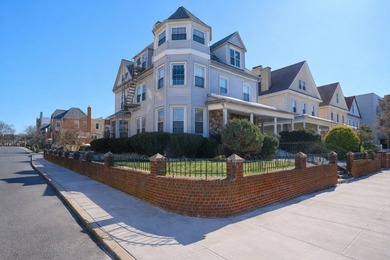 Rare offering on prestigious Ridge Boulevard. This corner - photo 2