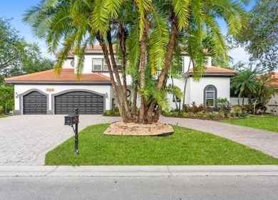 Welcome to this stunning courtyard home with 1/1 separate guest - photo 2