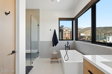 This six-bedroom residence features an open, thoughtfully - photo 18