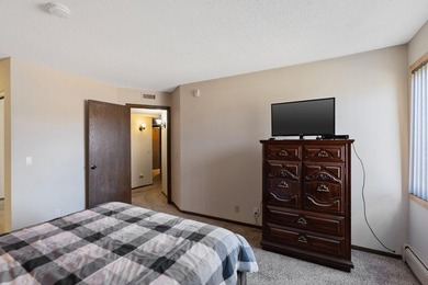 2 bedroom, 2 bathroom condo located in Crystal! When you walk in - photo 18