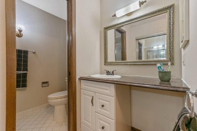 2 bedroom, 2 bathroom condo located in Crystal! When you walk in - photo 19