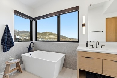 This six-bedroom residence features an open, thoughtfully - photo 20