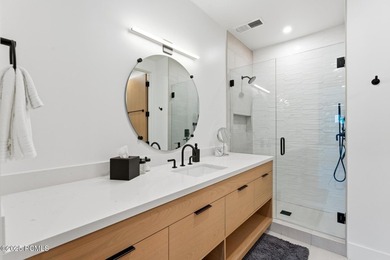 This six-bedroom residence features an open, thoughtfully - photo 26