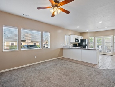 Beautiful and well-maintained condo located at 114 E Bella Monte - photo 4