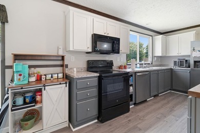 Beautiful 2022 model Fleetwood Inspiration 4 bedroom 2 bath - photo 11