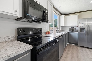 Beautiful 2022 model Fleetwood Inspiration 4 bedroom 2 bath - photo 14