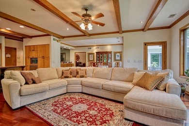 Expansive and beautifully refined 3,857 sq. ft. ranch in Maple - photo 12