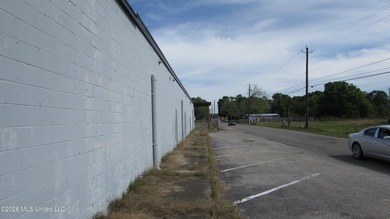 41K+ sq ft versatile office/warehouse, I-1 zoning, paved parking - photo 27