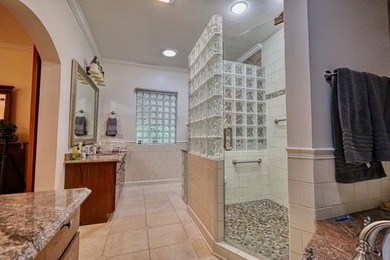 Expansive and beautifully refined 3,857 sq. ft. ranch in Maple - photo 30