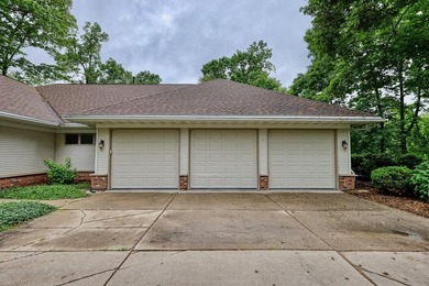 Expansive and beautifully refined 3,857 sq. ft. ranch in Maple - photo 45
