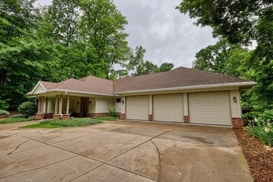 Expansive and beautifully refined 3,857 sq. ft. ranch in Maple - photo 47
