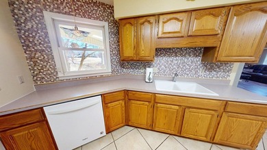 Recently updated with a brand new roof, fresh paint, perfectly - photo 12