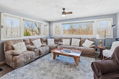 Log cabin at the lake? Yes, please! This charming gem is walking - photo 17
